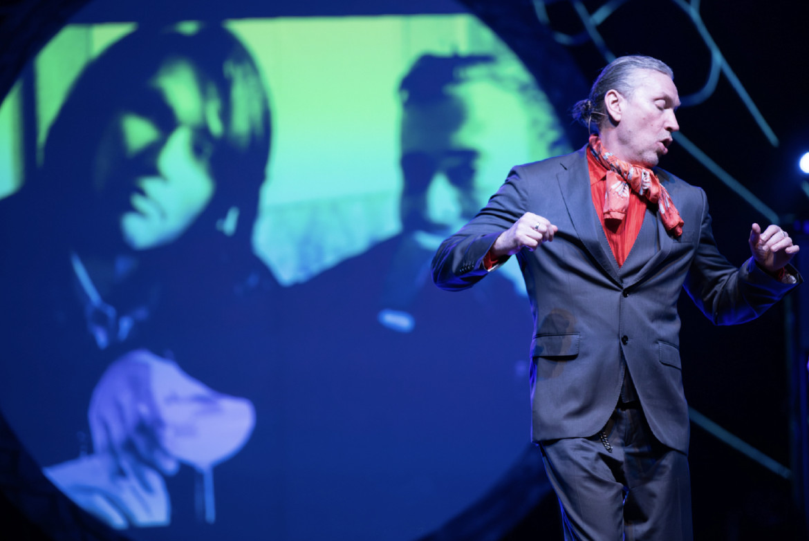 "Alla ricerca dell'uomo ragno": Mauro Repetto fa rivivere la magia degli 883 a Vigevano