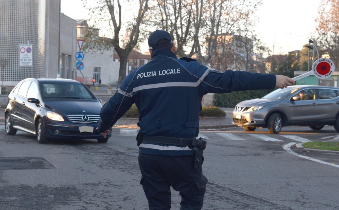 In vigore da oggi, 14 dicembre, il nuovo codice della strada. Norme più stringenti sui monopattini. C’è la mini sospensione della patente per molte infrazioni tra le quali cinture e telefonino