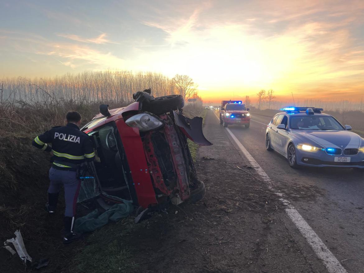 Auto si ribalta sulla statale. Grave un uomo trasportato con l'elisoccorso ad Alessandria