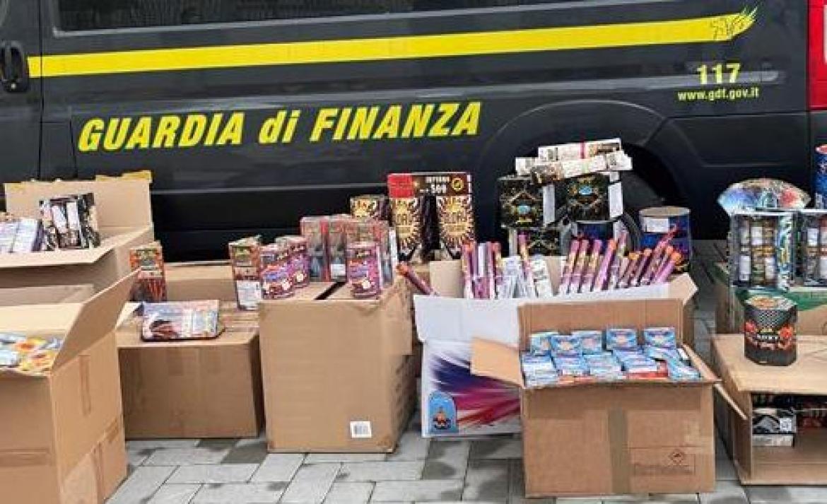 La Guardia di finanza sequestra oltre 120mila articoli fuochi d’artificio nel Pavese