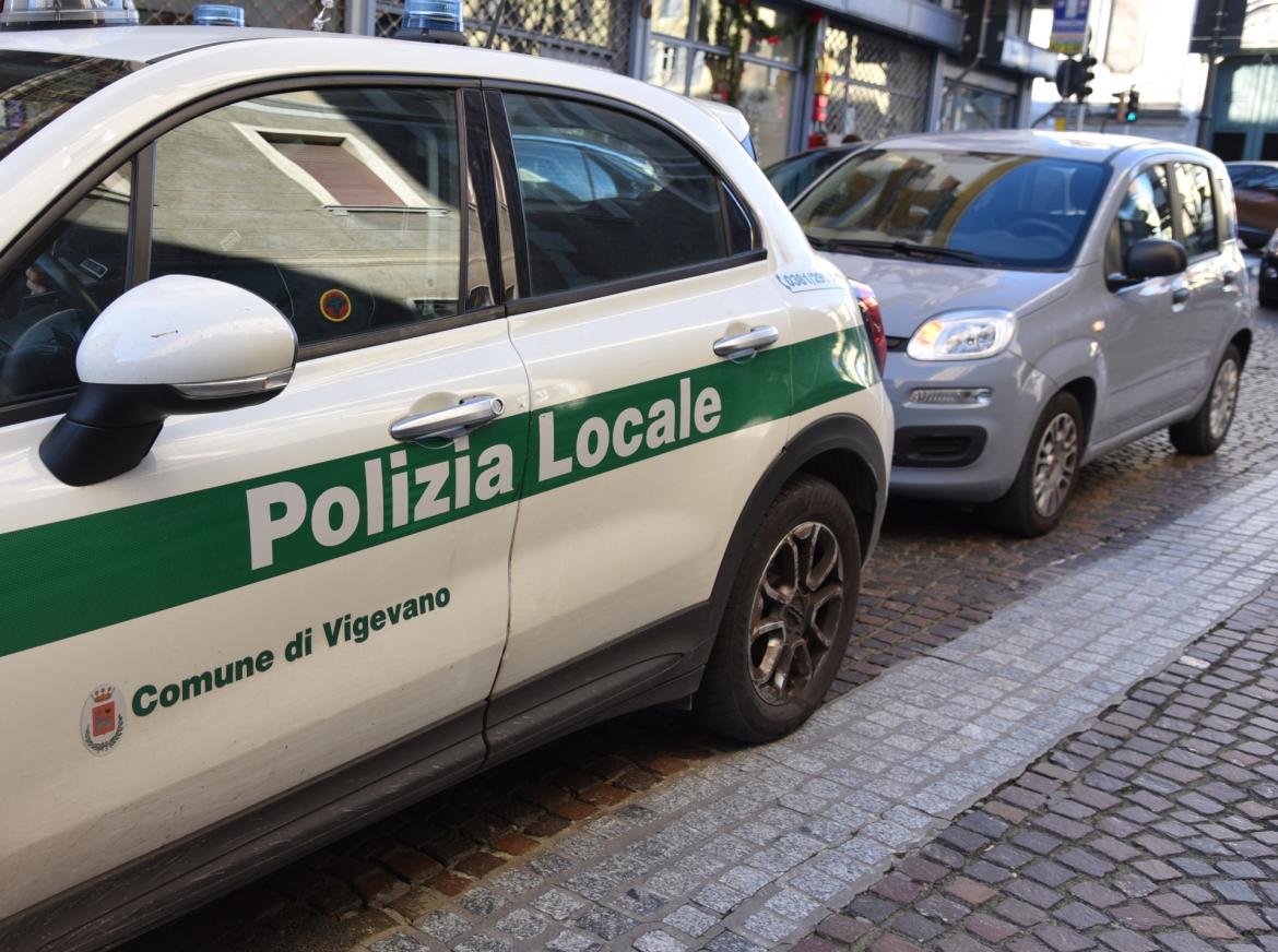 Vigevano, ciclista urtata in centro: ferita una 76enne