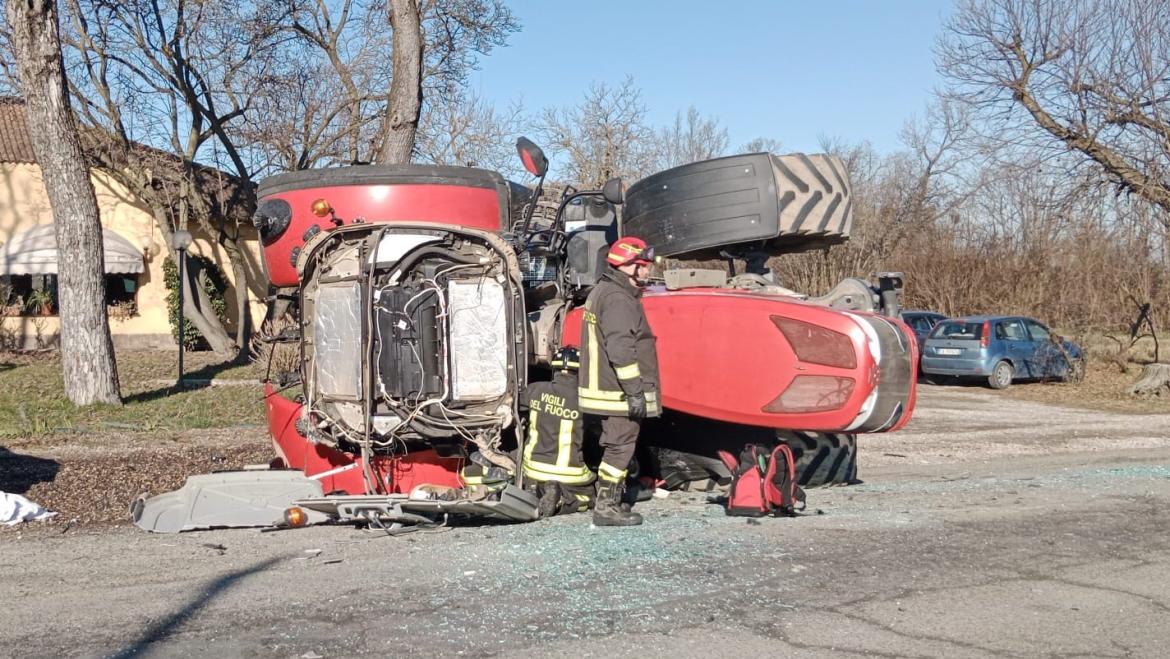 Trattore si ribalta, ferito un ventenne: l'incidente tra Gravellona Lomellina a Cassolnovo