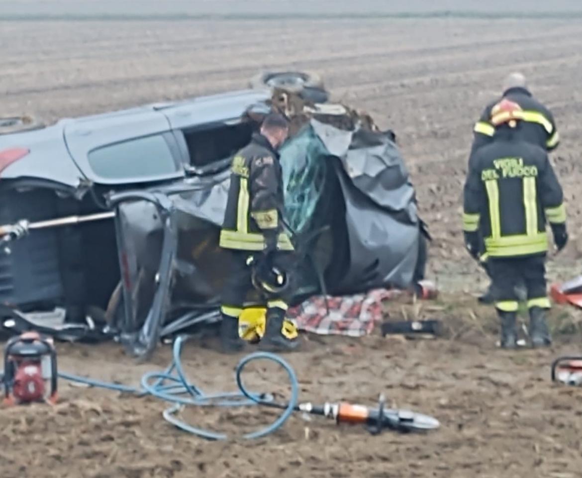 Mede, fuori strada in auto: ferito un uomo di 75 anni