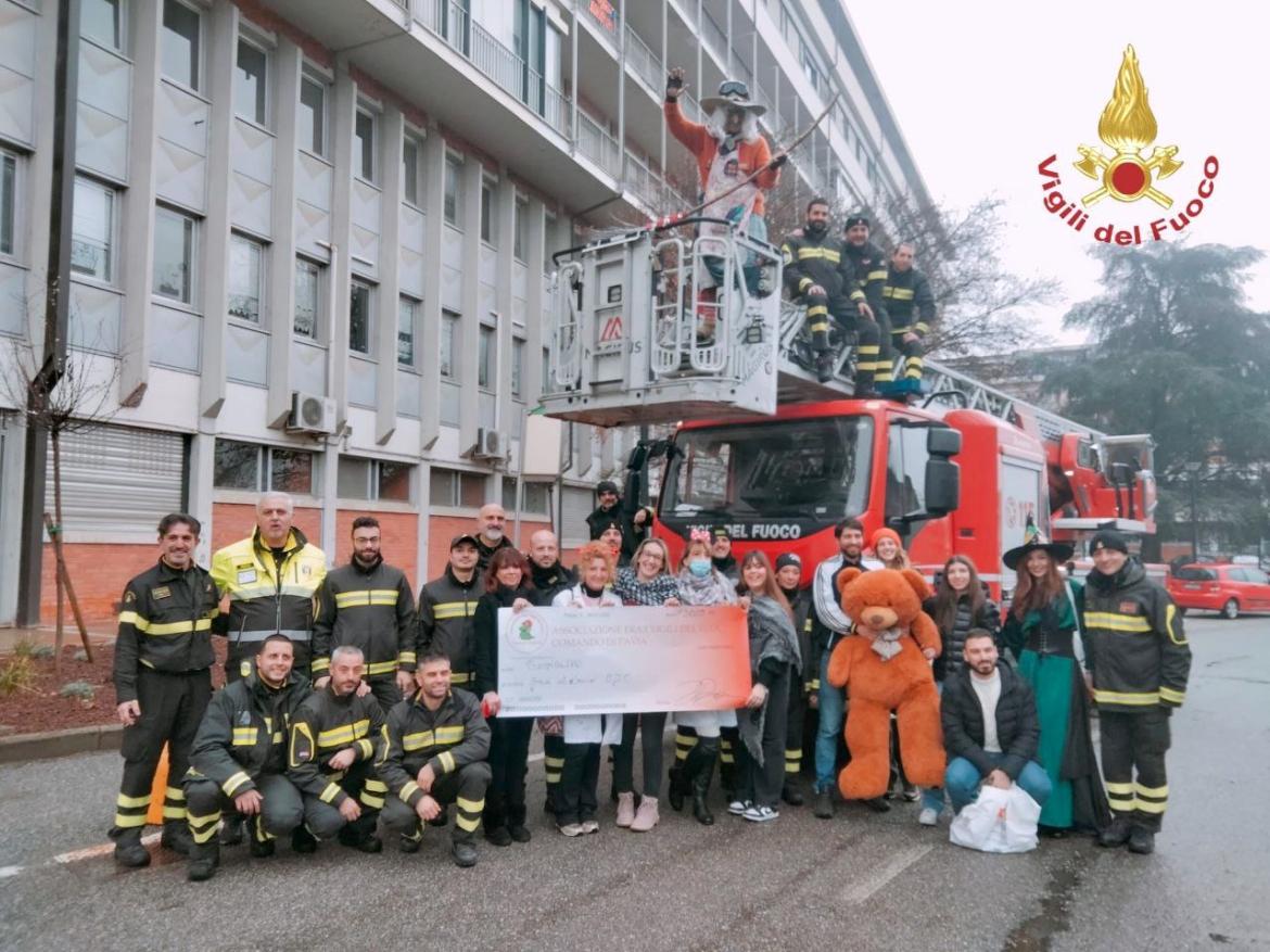 La Befana dei vigili del fuoco distribuisce doni al San Matteo di Pavia