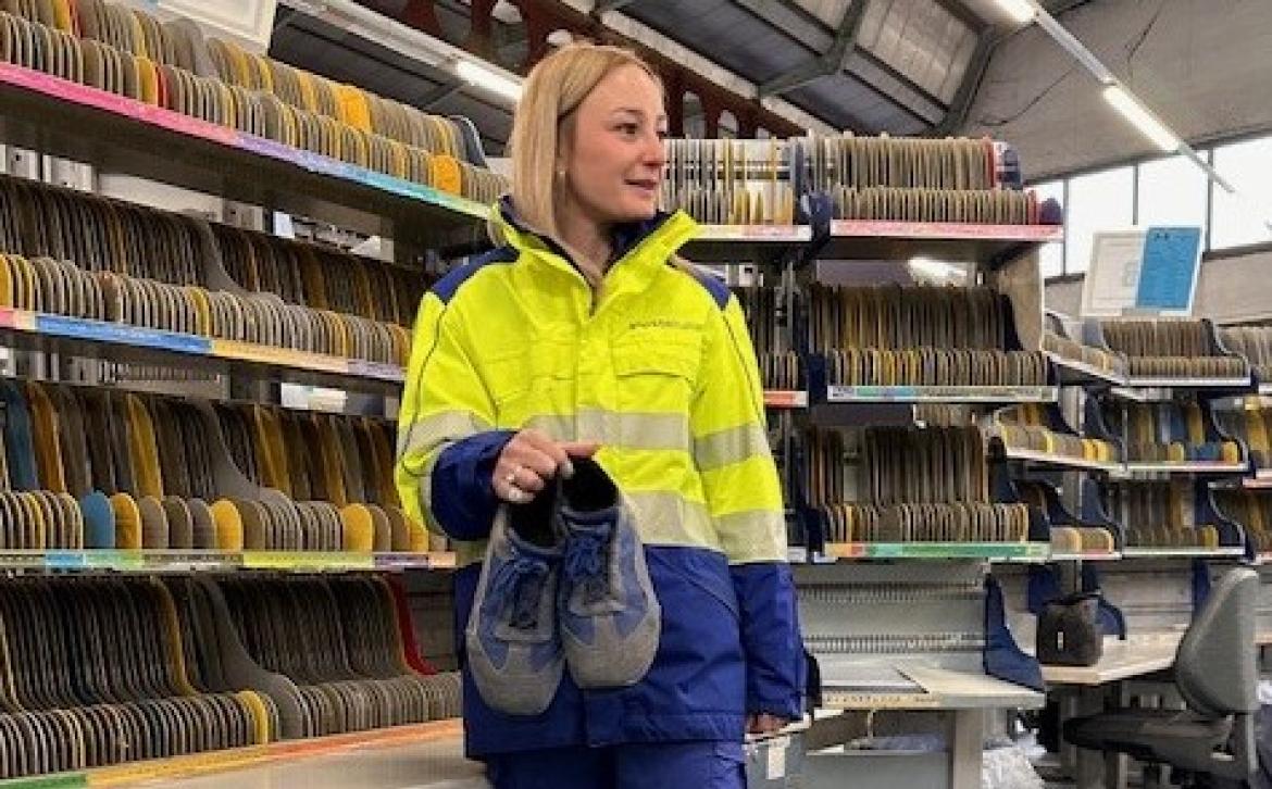 Le scarpe vecchie dei portalettere saranno riciclate e trasformate in pavimentazione per le aree gioco dei bambini