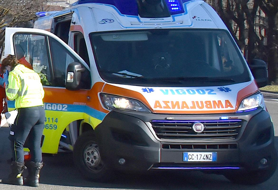 Vigevano, gli cade addosso il carrello portavivande: ferito un addetto alla mensa