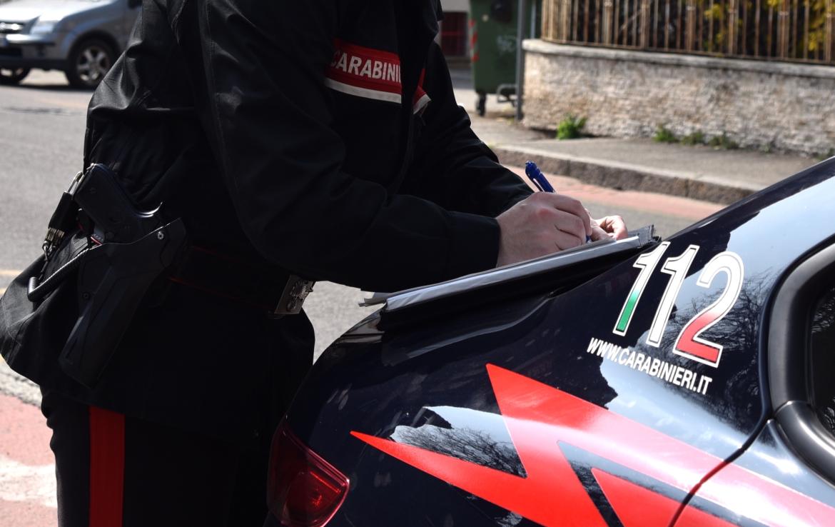 Forzano una finestra in pieno giorno: stanze sottosopra, contanti spariti