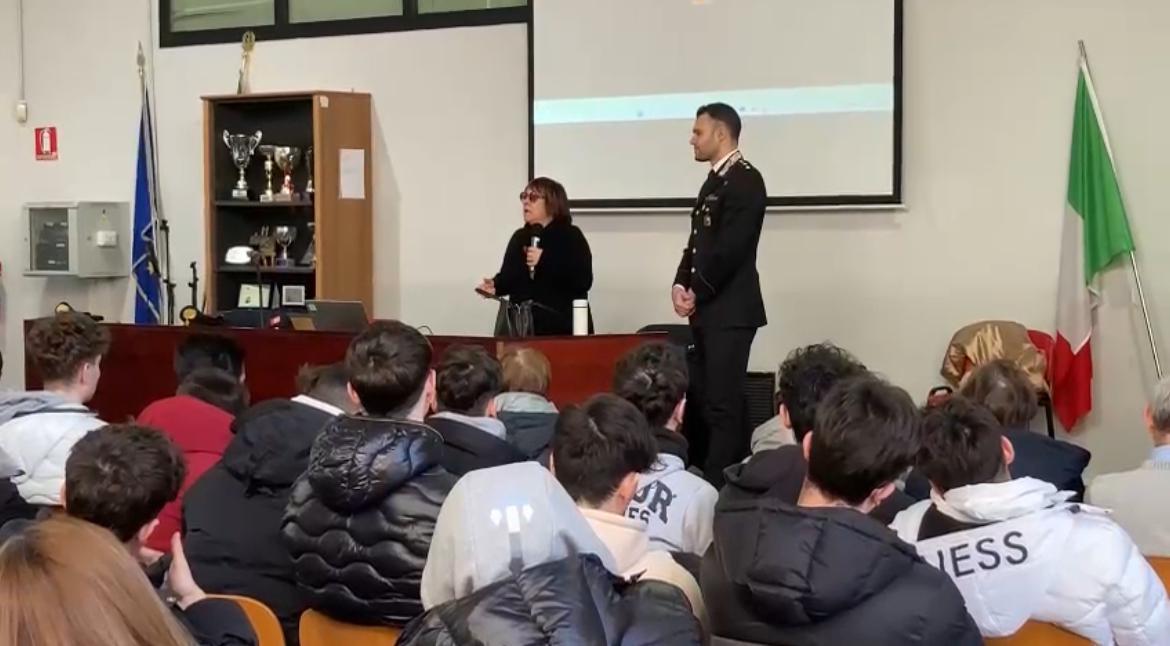 Una scuola e il comandante della Compagnia carabinieri di Abbiategrasso ricevono la sorella di una vittima di mafia