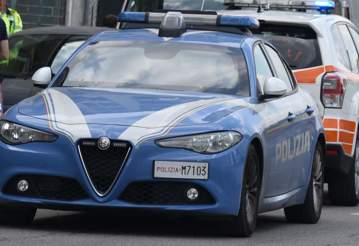 Rapina con il coltello a Pavia. La polizia individua due minori e li arresta su mandato del Gip