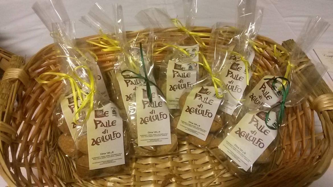 I biscotti che aiutano il turismo. Le "palle di Agilulfo" sanno di noce