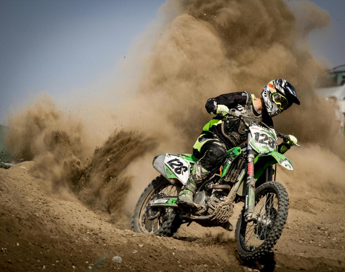 Rubano furgone con due moto da cross a bordo