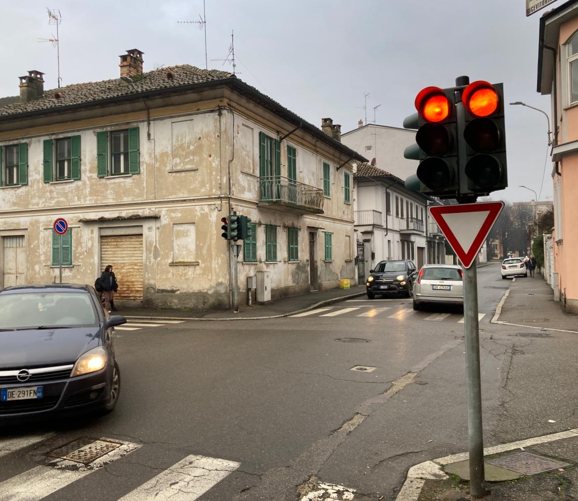 Telecamere "rosso stop" anche al semaforo di via Beldiporto