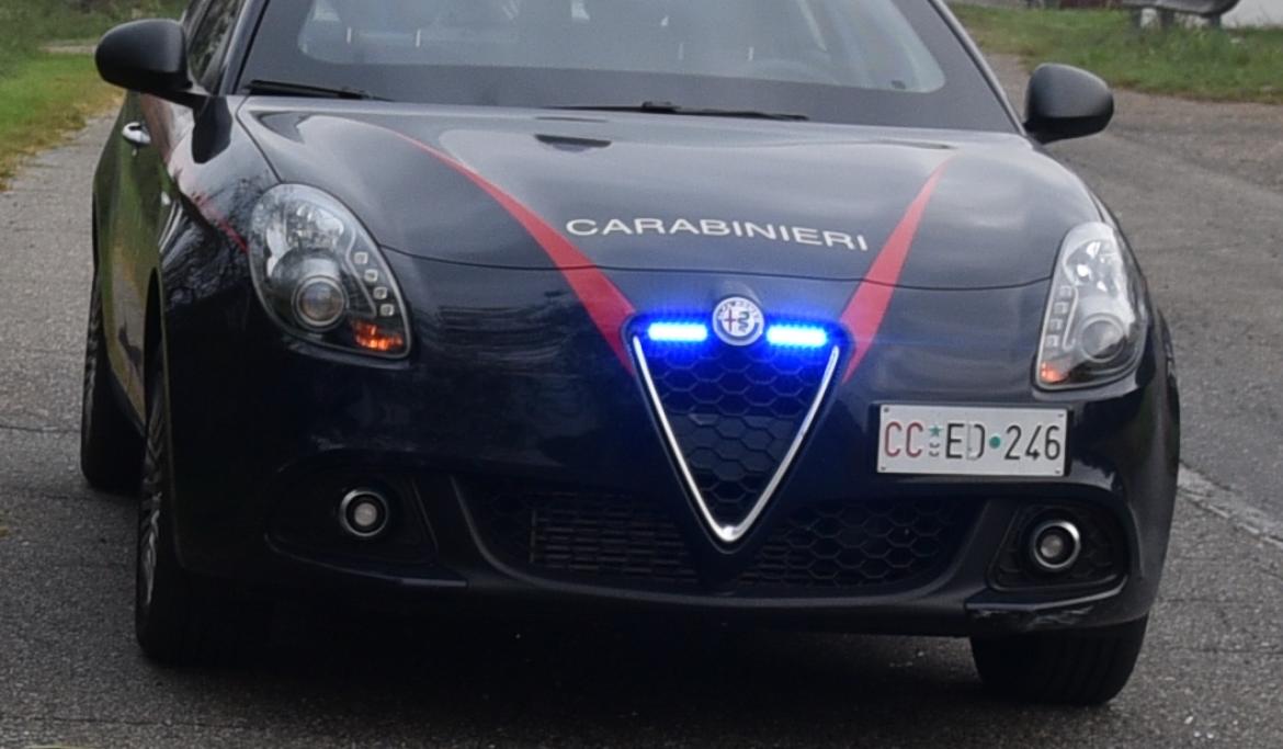 Spaccano il finestrino e rubano la borsa: fermati a Borgo San Siro mentre stavano bruciando i documenti. Tre arresti