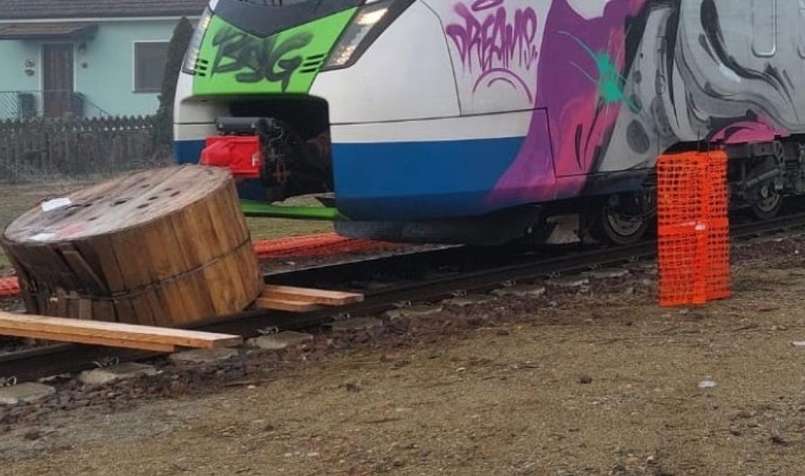 Bobina in mezzo ai binari a Palestro: ipotesi furto di rame 