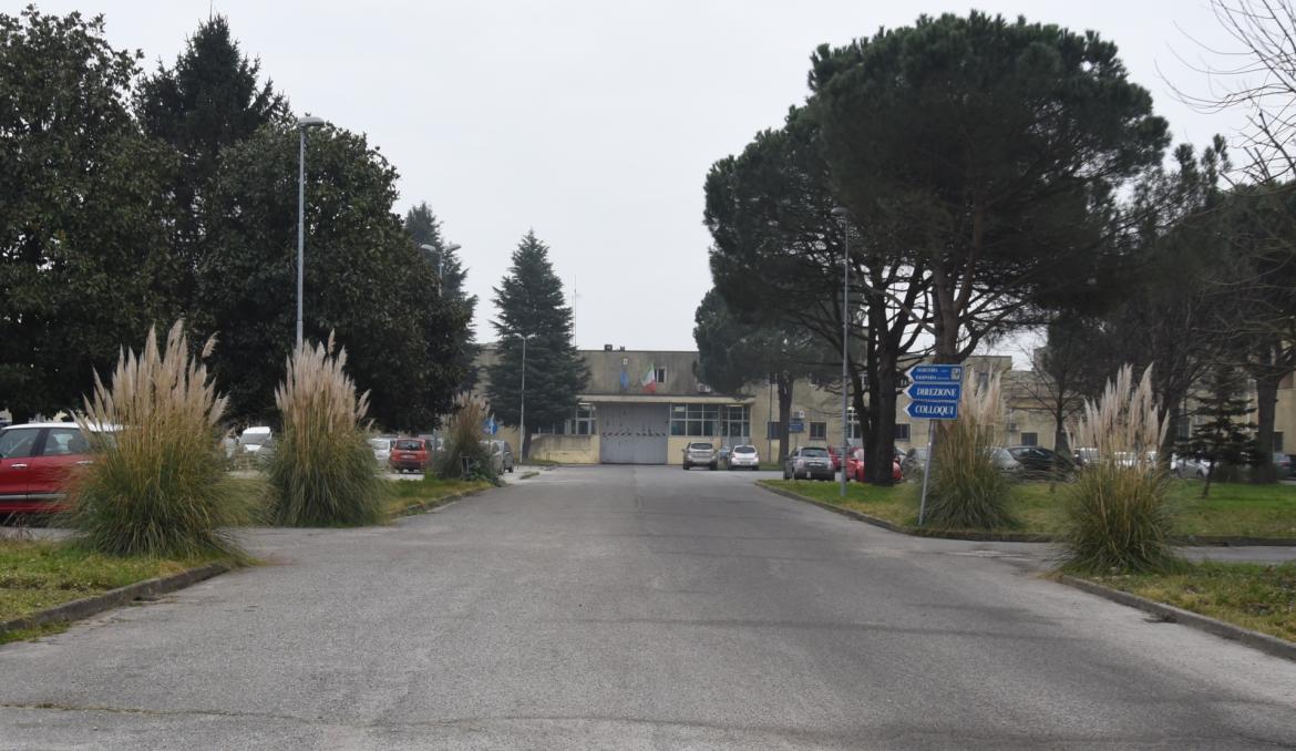 Due aggressioni nel carcere di Vigevano: detenuto scaglia uno sgabello in faccia all'agente e lo prende a calci