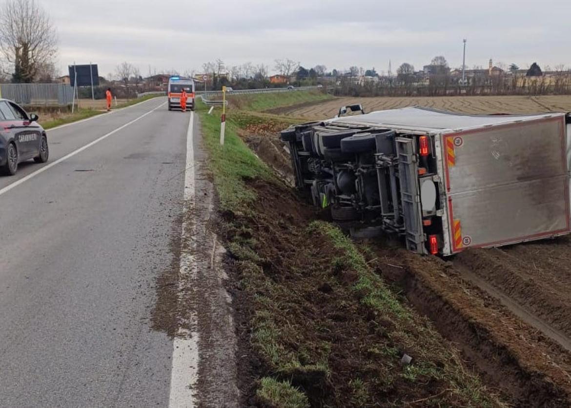 Autoarticolato esce di strada a Castello d'Agogna. Autista ferito lievemente