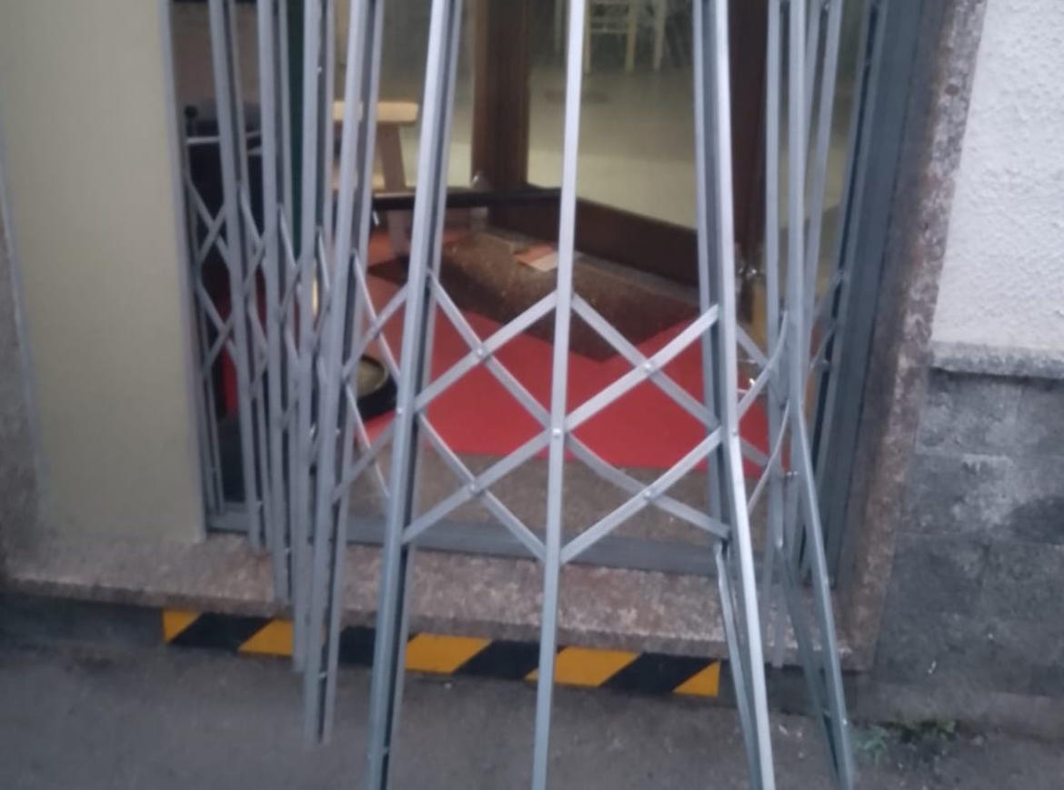 Vigevano, tentano di sfondare la porta del Burger, ma sono disturbati e fuggono