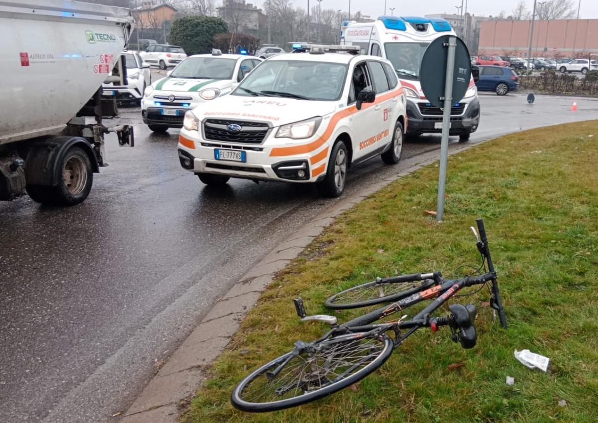 Vigevano, ciclista urtato in rotonda: in ospedale un uomo di 71 anni