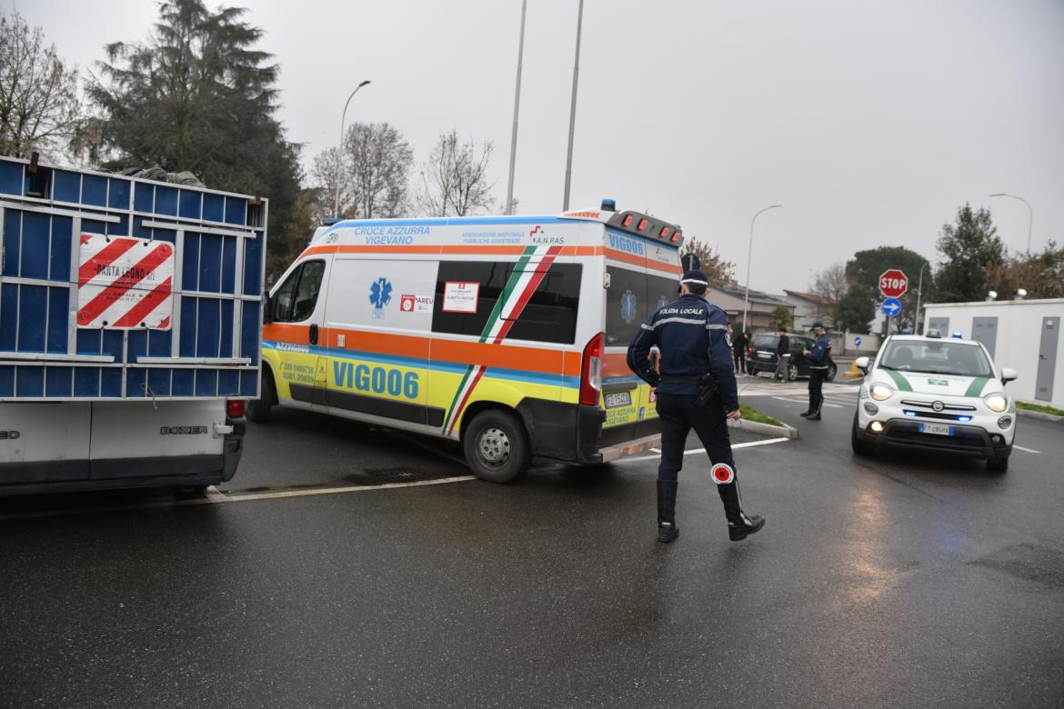 Vigevano, incidente in corso Brodolini: scontro tra auto e furgone