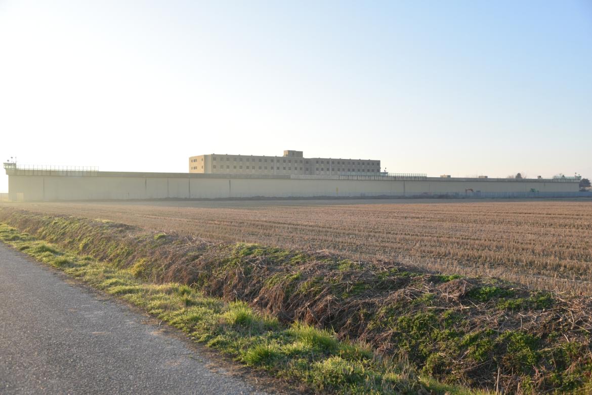 Vigevano, forniva droga e smartphone ai detenuti in cambio di soldi: arrestato agente “infedele”
