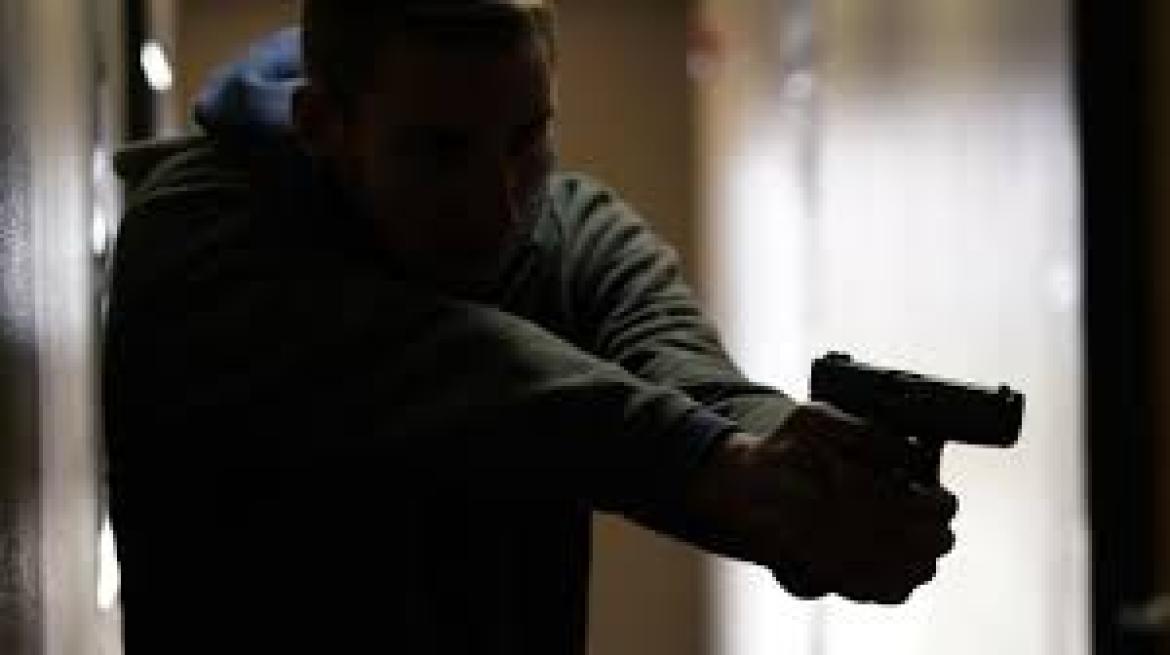Rapinano la gioielleria e prendono a pugni il titolare