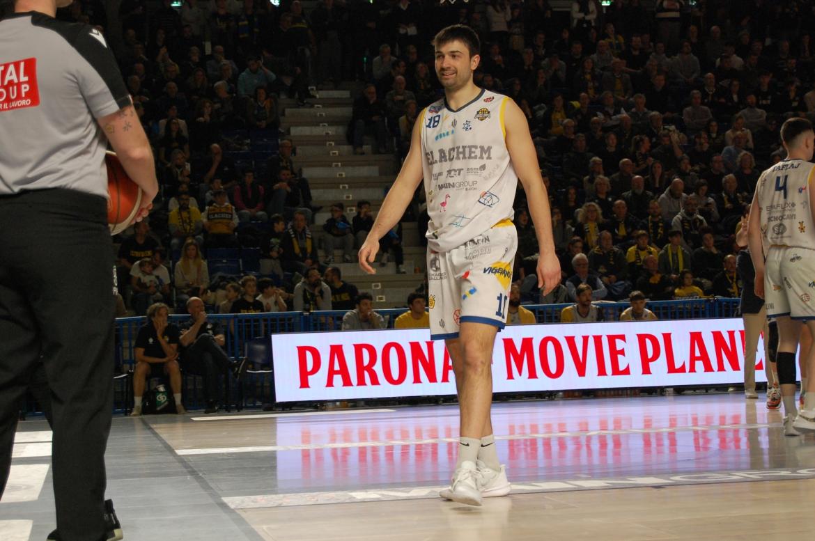 Basket, serie A2, la lettera del capitano. Pippo Rossi ai tifosi: «Abbiamo bisogno di voi, stateci vicini come sapete fare»