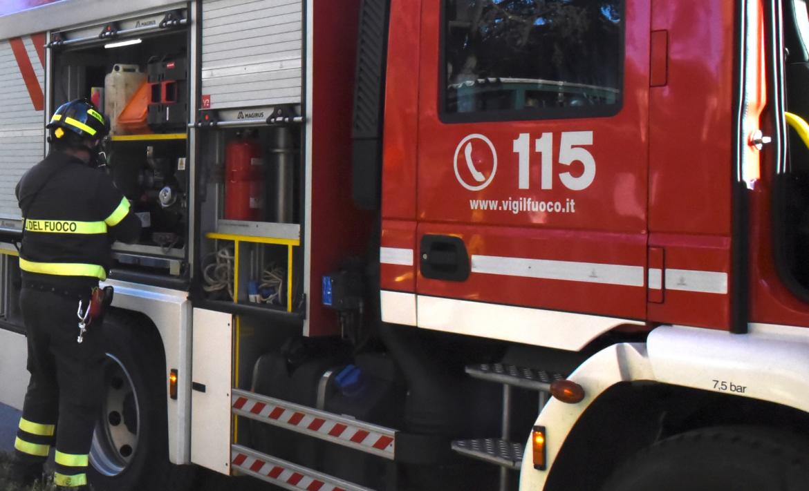 Crollo in capannone di Abbiategrasso: sul posto soccorritori e vigili del fuoco