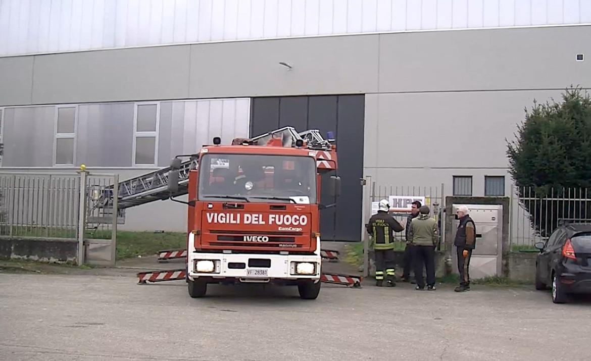Abbiategrasso, crolla il tetto di un capannone industriale durante un test: paura, ma nessun ferito 