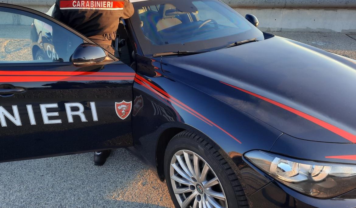Ruba un’auto da un cantiere a Bereguardo, il proprietario lo insegue
