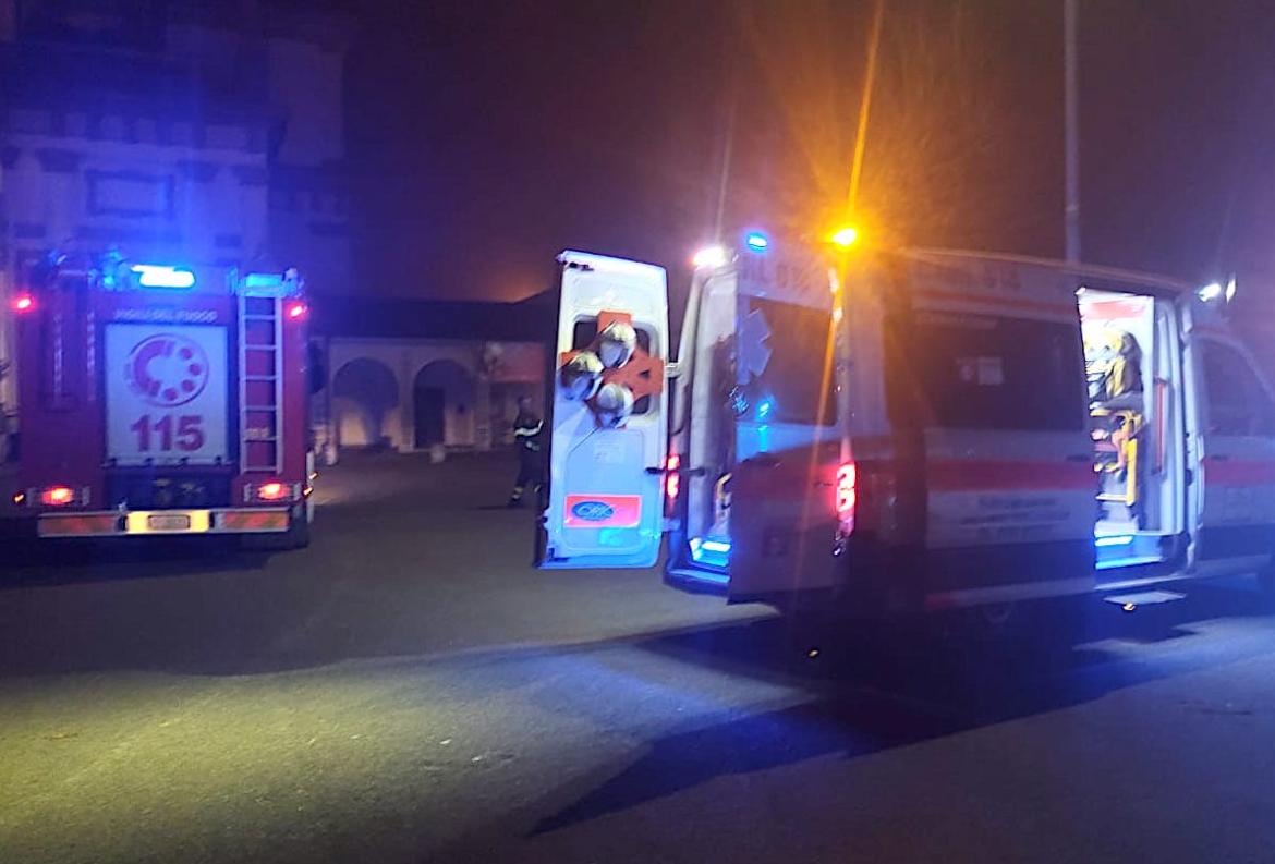 Garlasco: cambia la ruota del veicolo, il cric si rompe e rimane incastrato