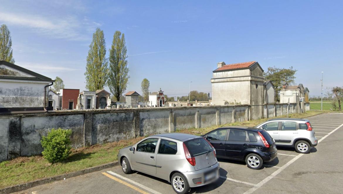 Lei segue la vittima dentro il cimitero, mentre i complici vanno a rubare in auto: denunciata