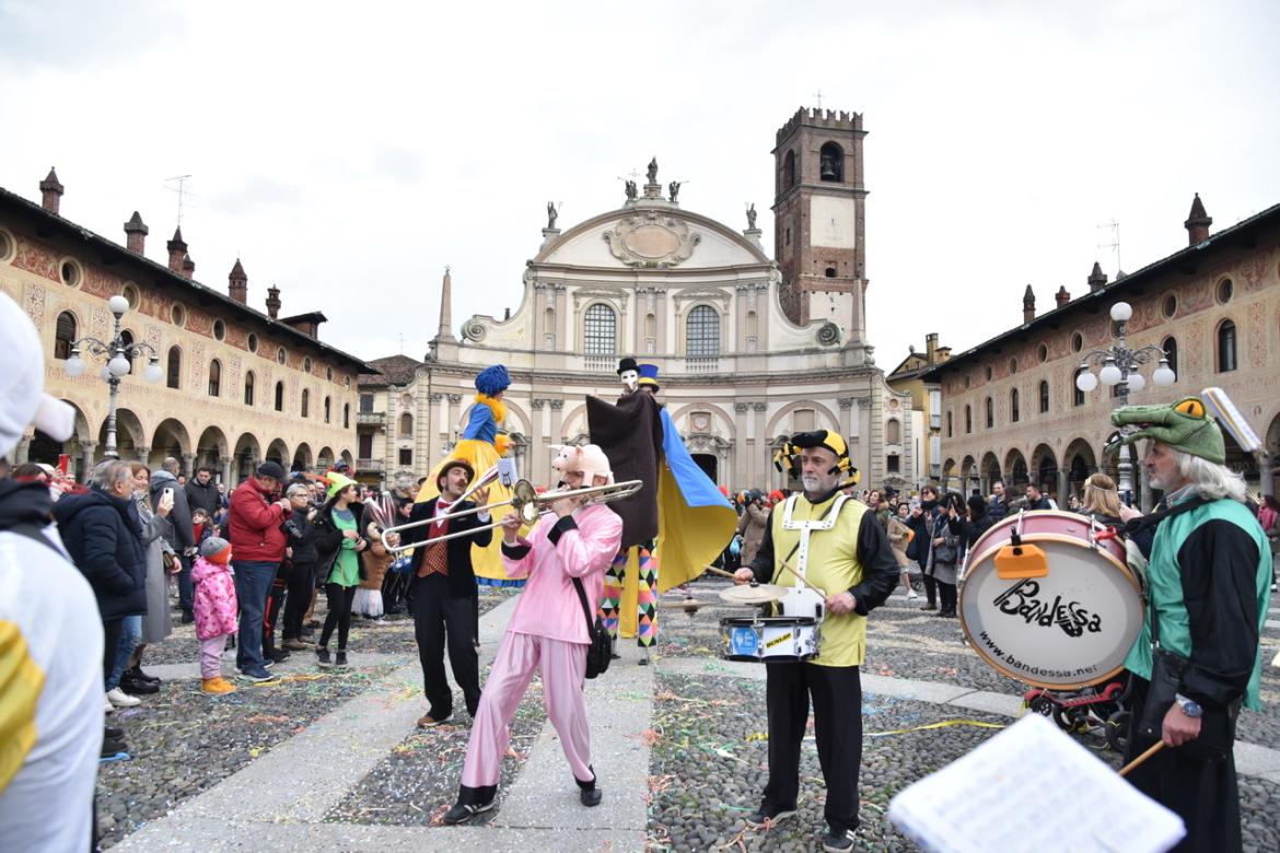Un Carnevale con due carri, i coriandoli e i laboratori