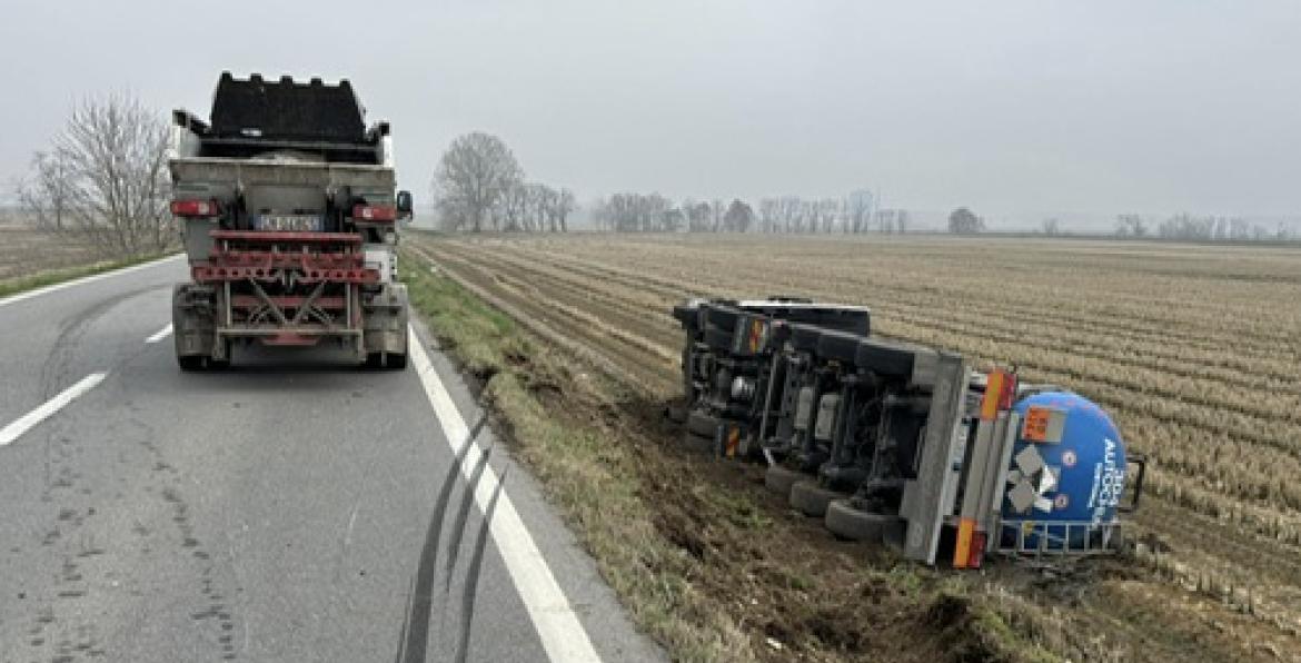 Mede, cisterna fuori strada: la provinciale per Lomello bloccata al traffico
