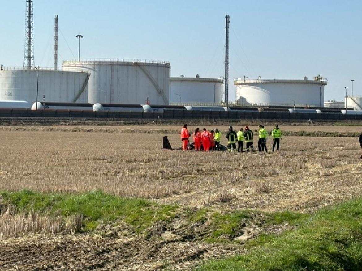 Tragedia a Sannazzaro: cade un girocottero, morto il pilota