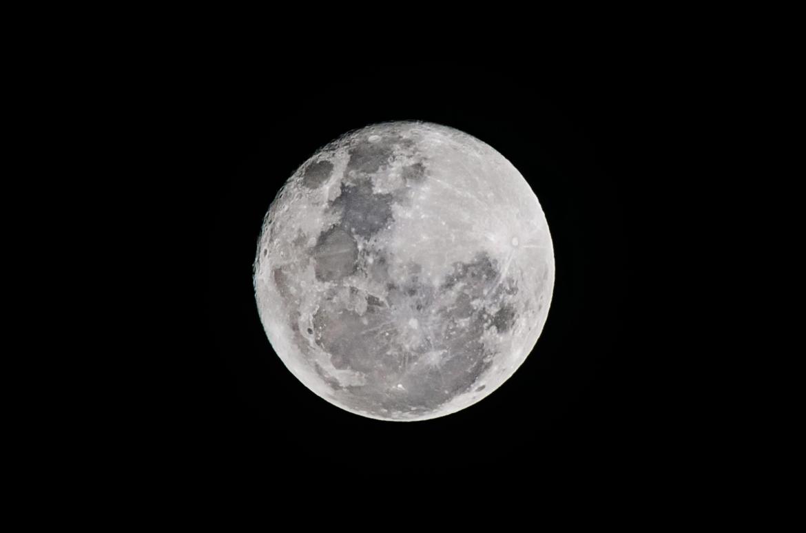 Guardare le stelle e la Luna dal cortile del castello
