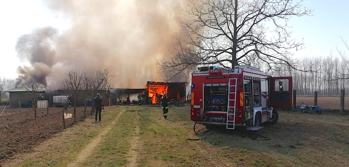Brucia una casotta nelle campagne tra Cilavegna e Borgolavezzaro