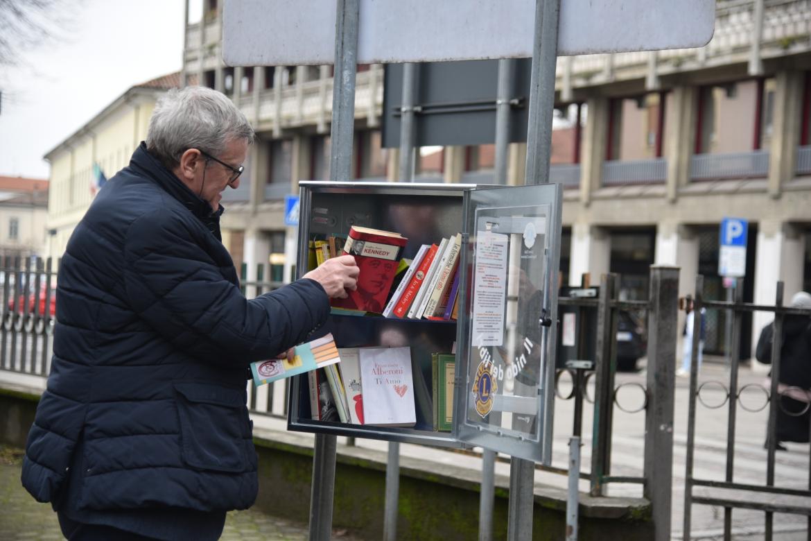 Cinque scatole piene di libri gratuiti