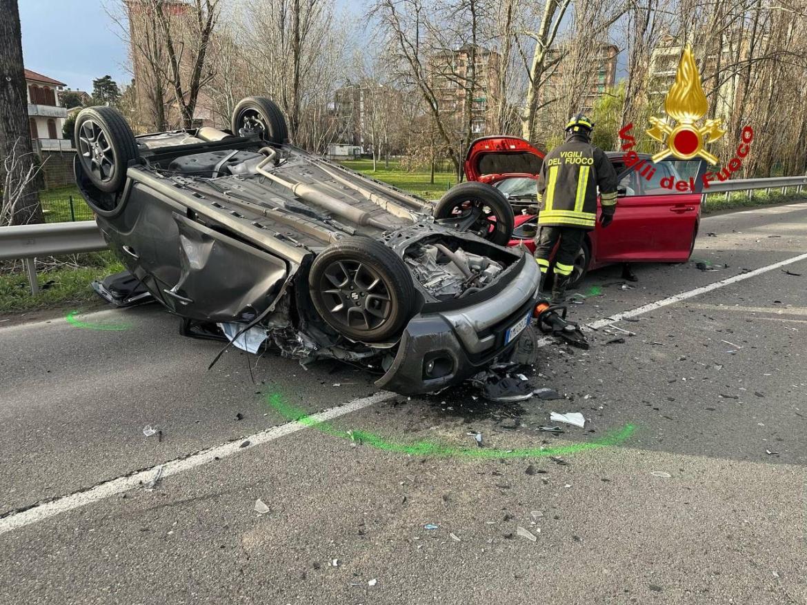 Incidente ad Abbiategrasso tra due auto: due donne ferite. Disagi al traffico