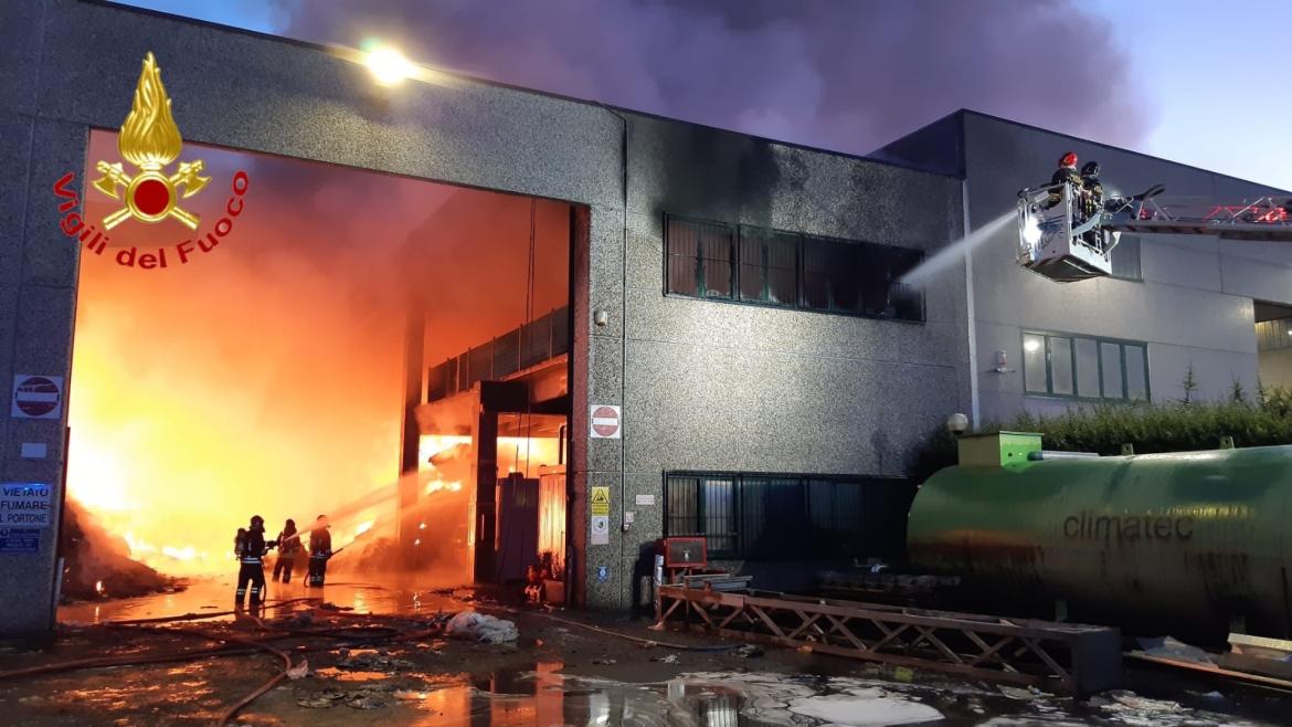 Incendio nella notte in un’azienda di smaltimento rifiuti a Buccinasco, vigili del fuoco al lavoro da ore 