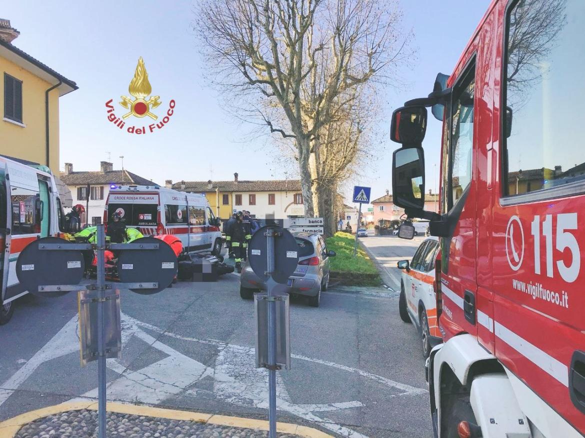 Bereguardo: schianto tra auto e moto in piazza