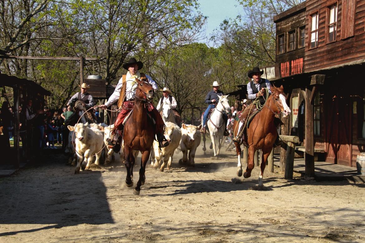 Cowboyland riapre le porte: tra avventure western e incredibili stunt show