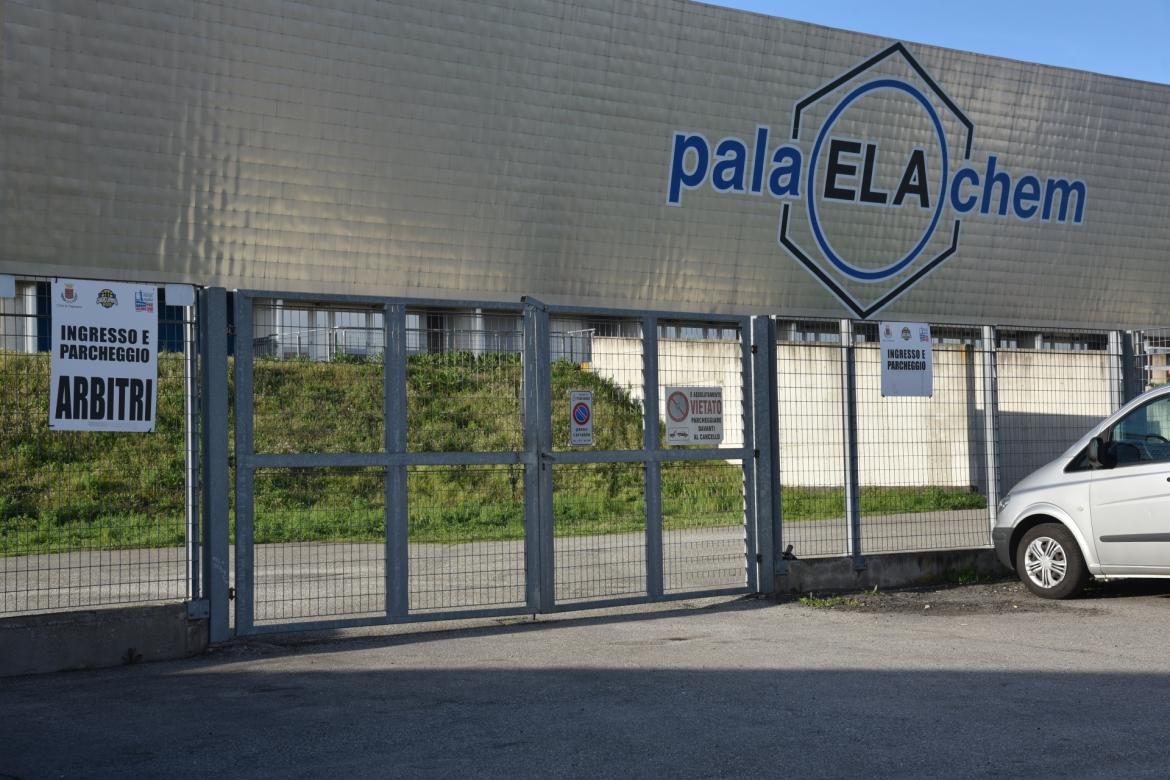 Vigevano, il cancello del palaElachem è chiuso: difficoltà per soccorrere un giovane cestista colpito da malore