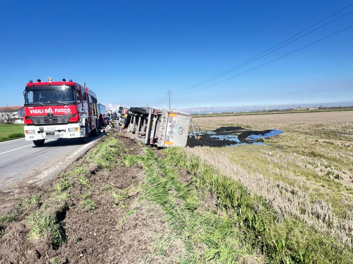 Si ribalta mezzo pesante che trasporta fanghi