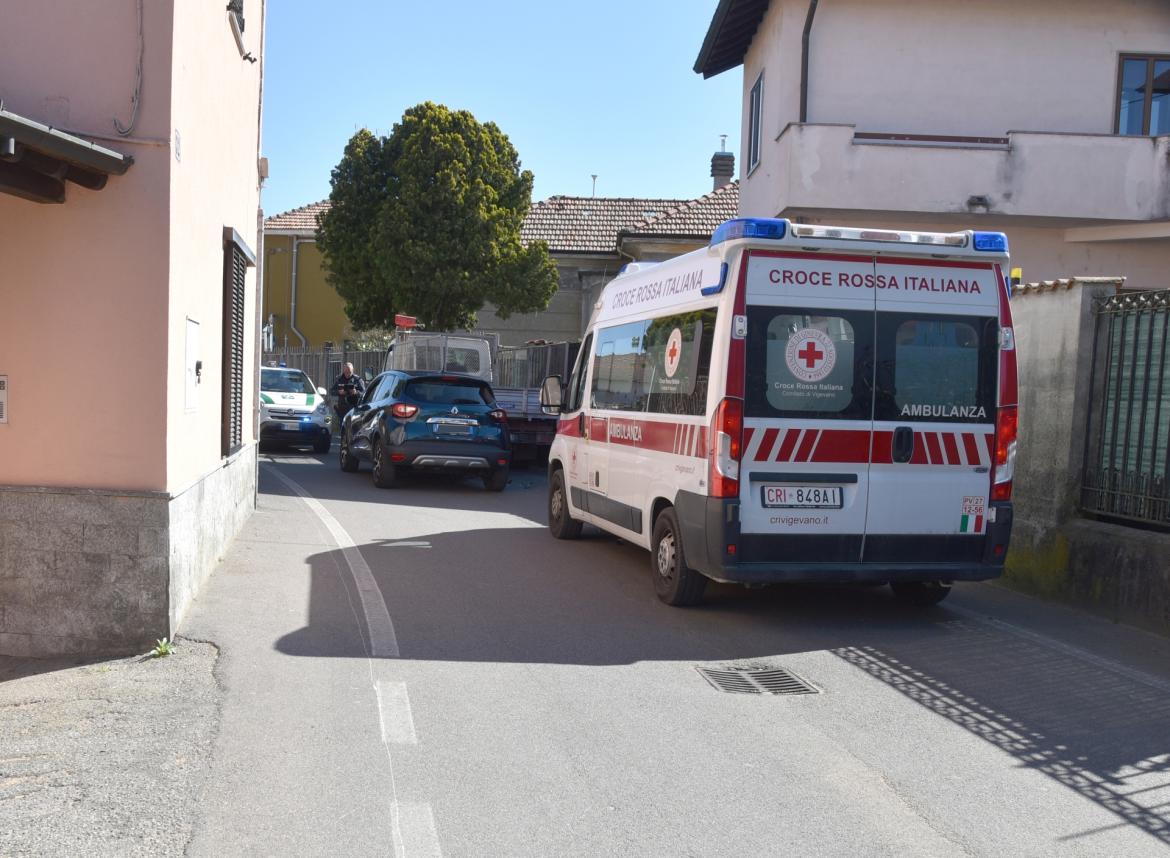abbagliato dal sole: suv finisce contro un camion