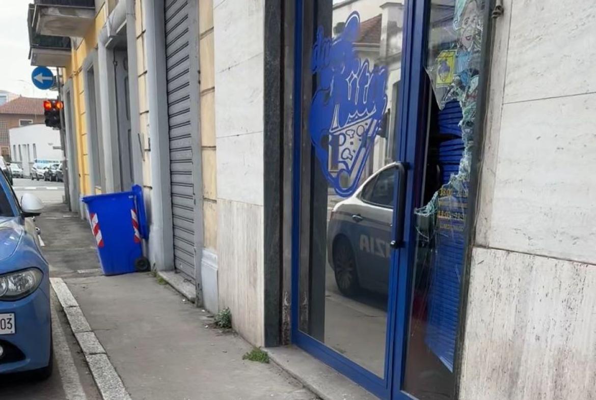 Vigevano, sfondano la porta d’ingresso della pizzeria: via con soldi, telefono e tablet