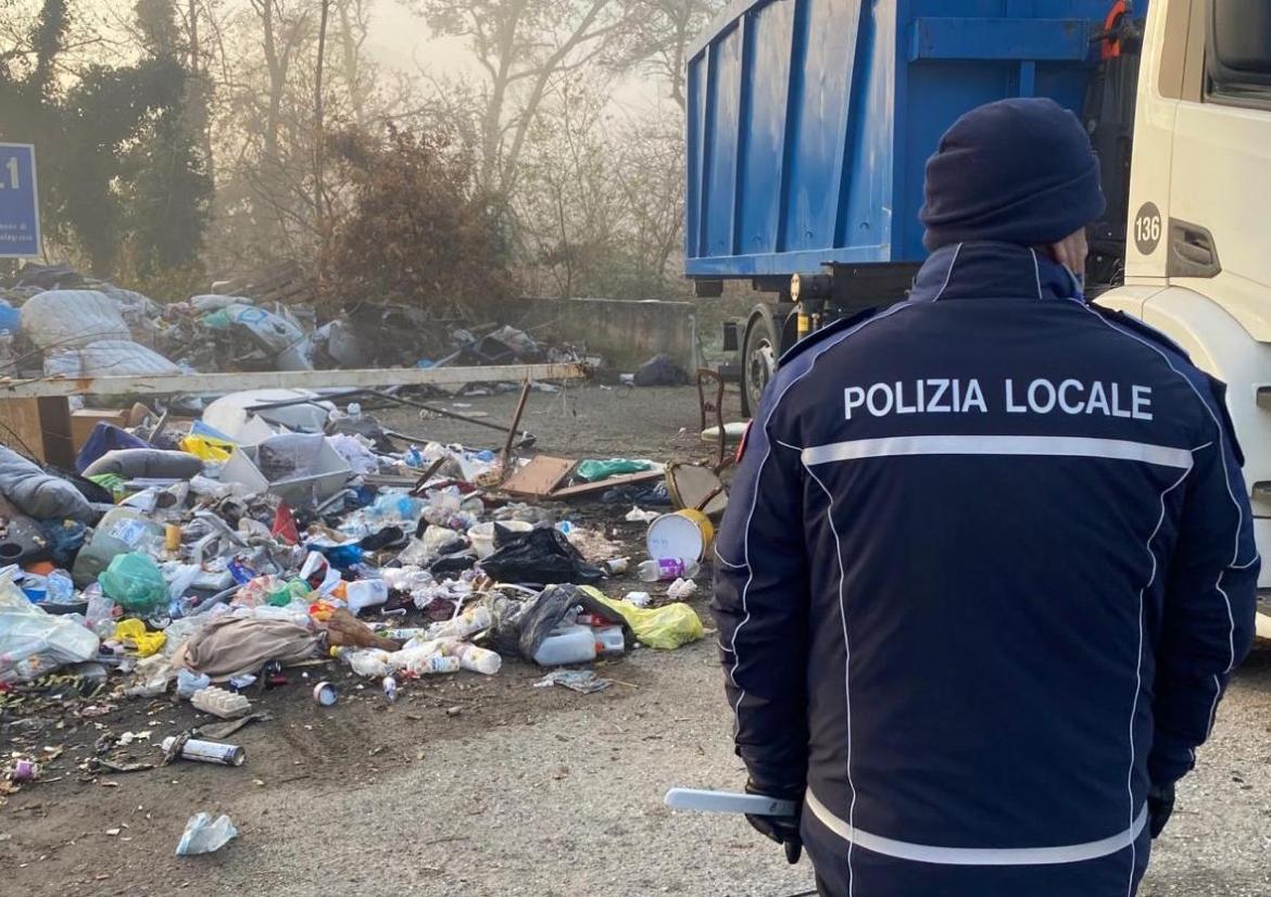 Autocarro utilizzato per abbandonare rifiuti sequestrato dalla polizia locale di Abbiategrasso