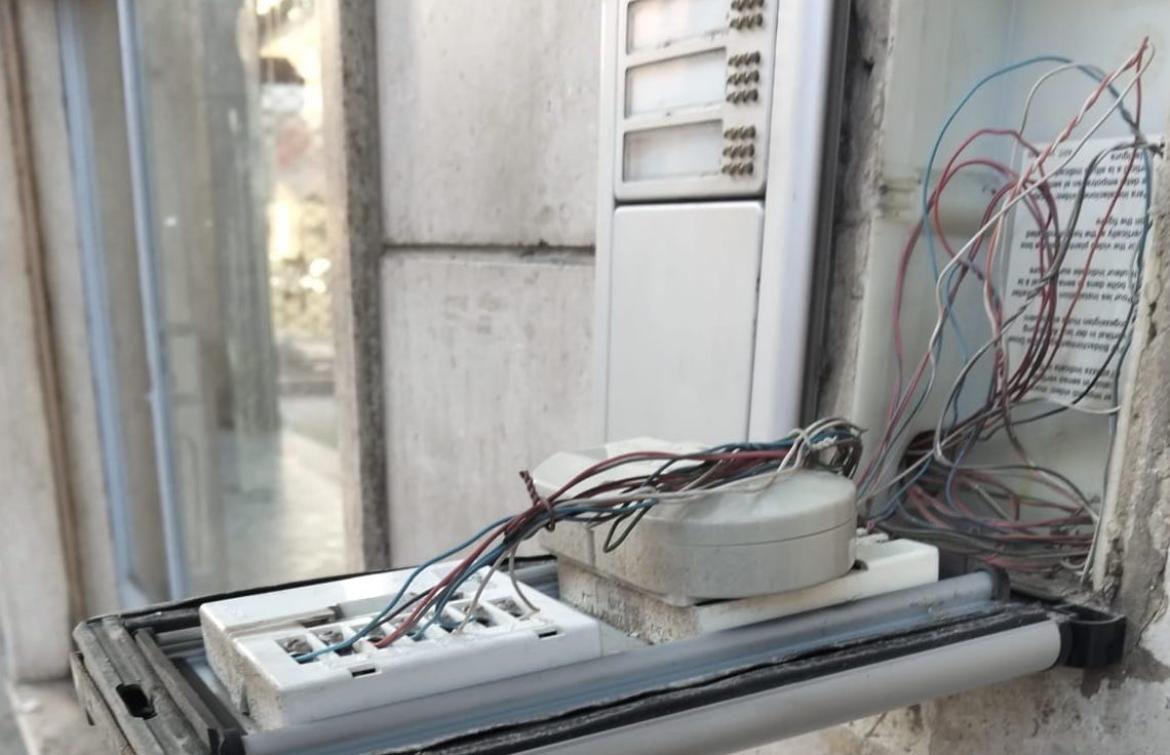 Incendiati e vandalizzati i campanelli e la porta della nuova comunità sociale di piazza Olivelli