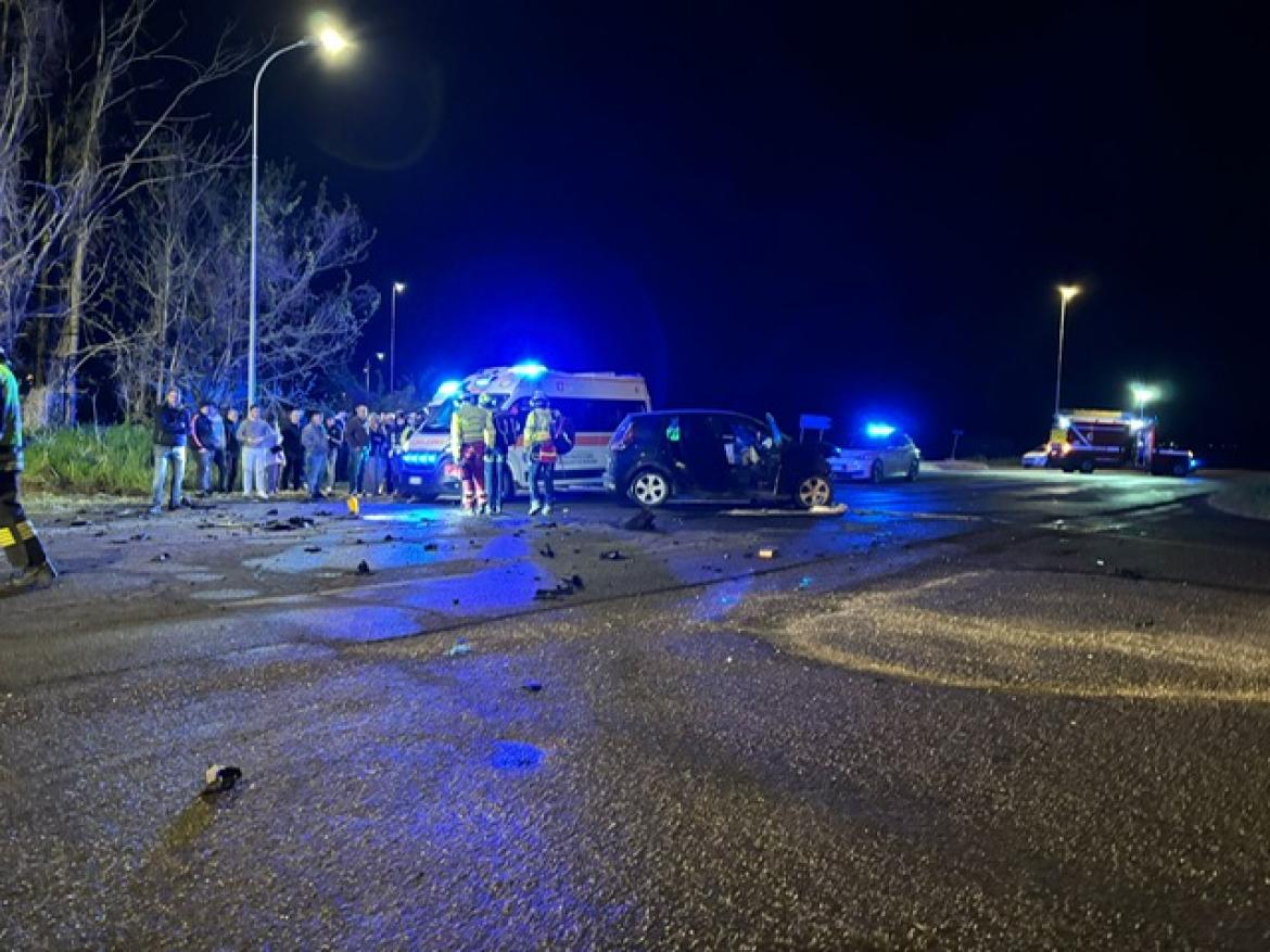 Mede, scontro tra due auto: ferite cinque persone