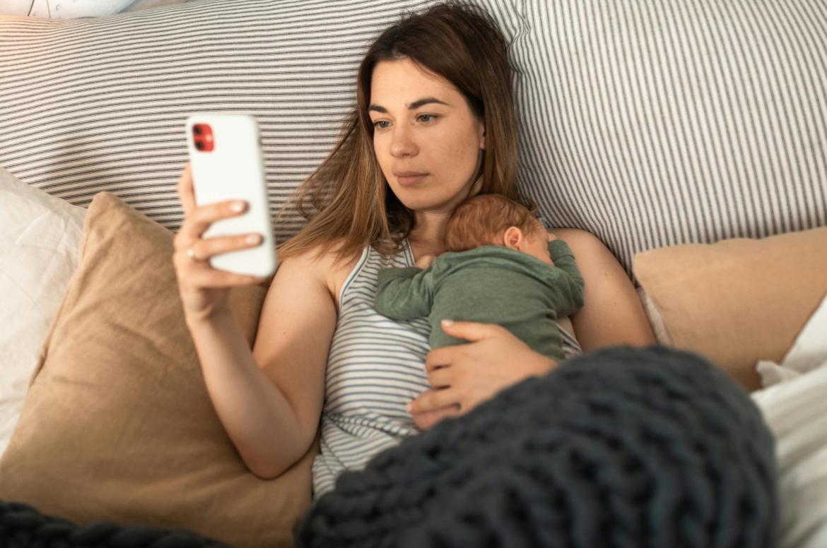 Mamma, mi vedi? Anche lo smartphone può far male al cuore di un neonato