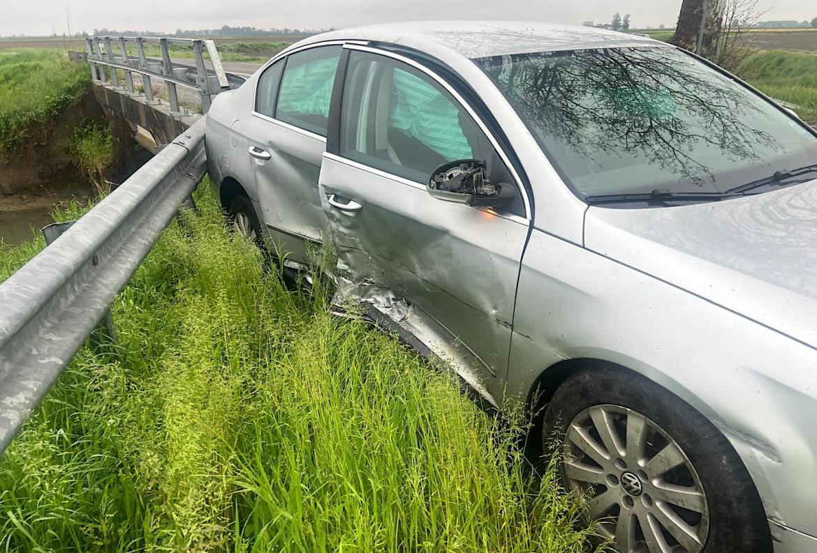 Schianto all’incrocio tra due auto: soccorse quattro persone a Candia Lomellina